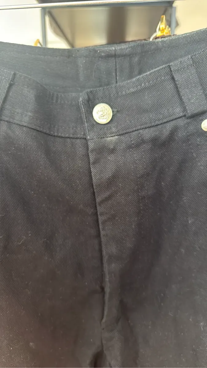 Pantalon droit noir Gianni Versace en 100% coton avec une bande latérale blanche. 2