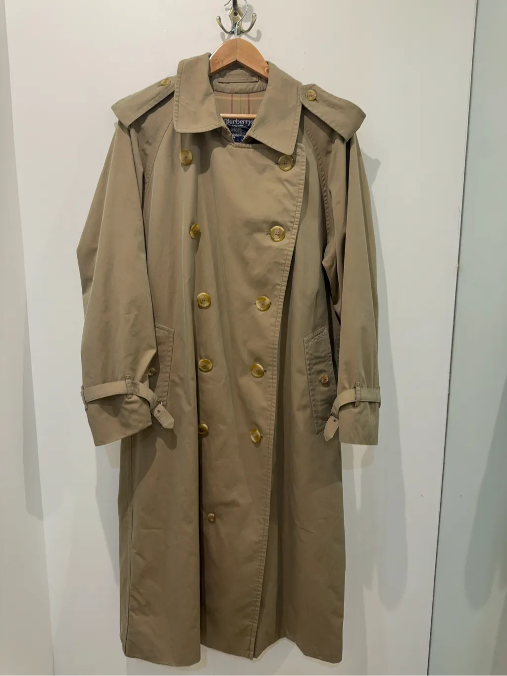 Trench-coat Burberry's beige classique à double boutonnage, col montant et doublure à carreaux emblématique. 3