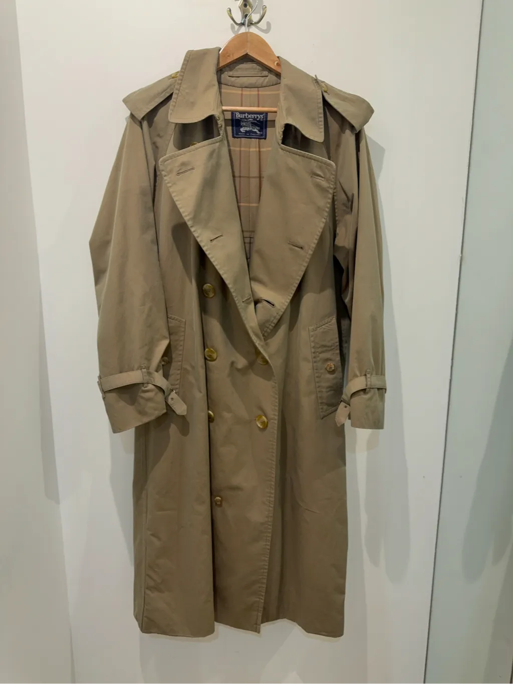 Trench-coat Burberry's beige classique à double boutonnage, col montant et doublure à carreaux emblématique. 4