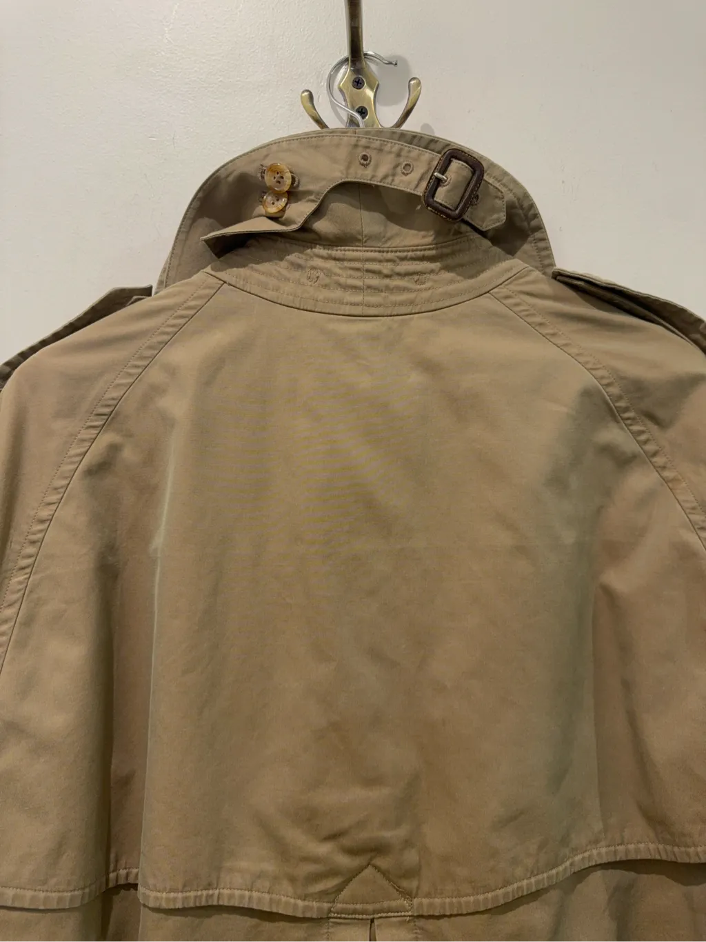 Trench-coat Burberry's beige classique à double boutonnage, col montant et doublure à carreaux emblématique. 5