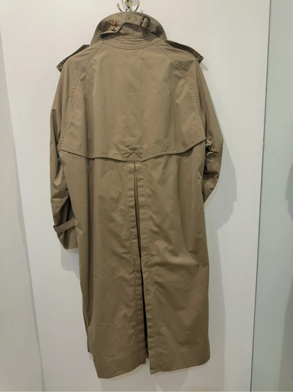 Trench-coat Burberry's beige classique à double boutonnage, col montant et doublure à carreaux emblématique. 6