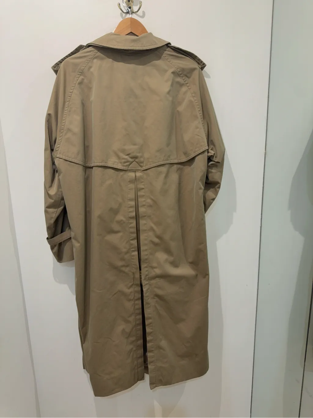Trench-coat Burberry's beige classique à double boutonnage, col montant et doublure à carreaux emblématique. 7
