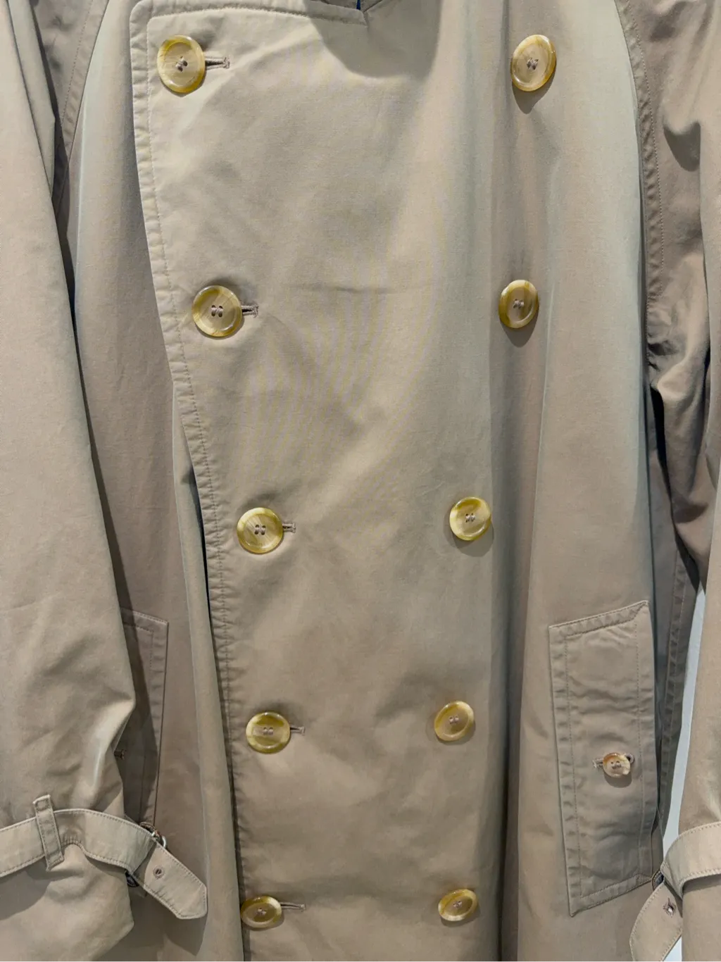 Trench-coat Burberry's beige classique à double boutonnage, col montant et doublure à carreaux emblématique. 8