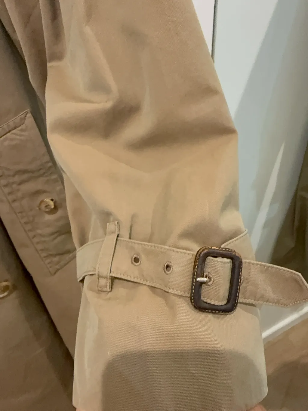 Trench-coat Burberry's beige classique à double boutonnage, col montant et doublure à carreaux emblématique. 9