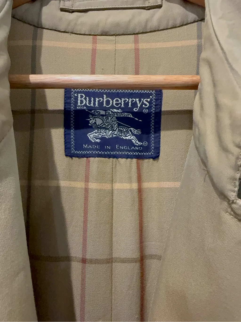 Trench-coat Burberry's beige classique à double boutonnage, col montant et doublure à carreaux emblématique. 10