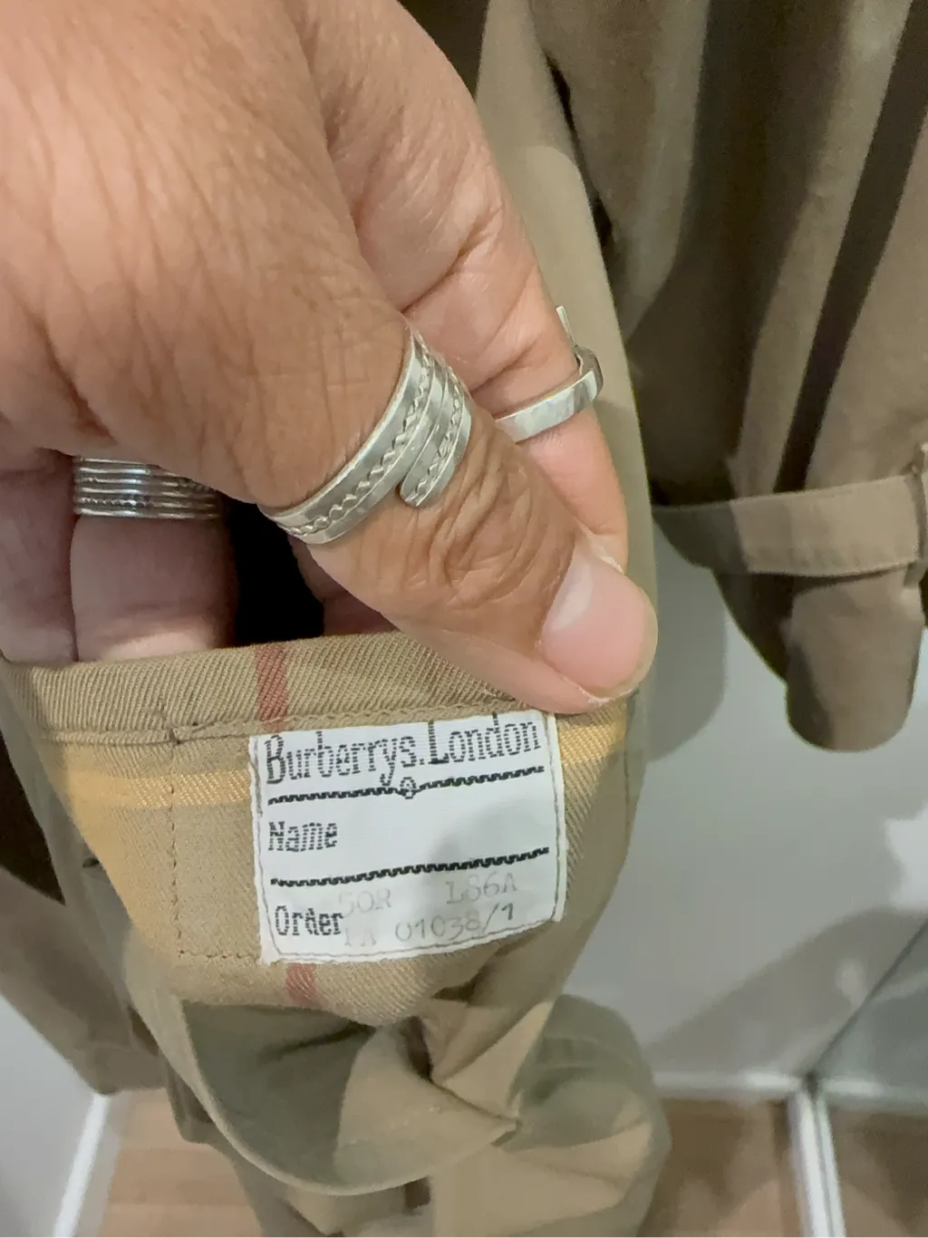 Trench-coat Burberry's beige classique à double boutonnage, col montant et doublure à carreaux emblématique. 11