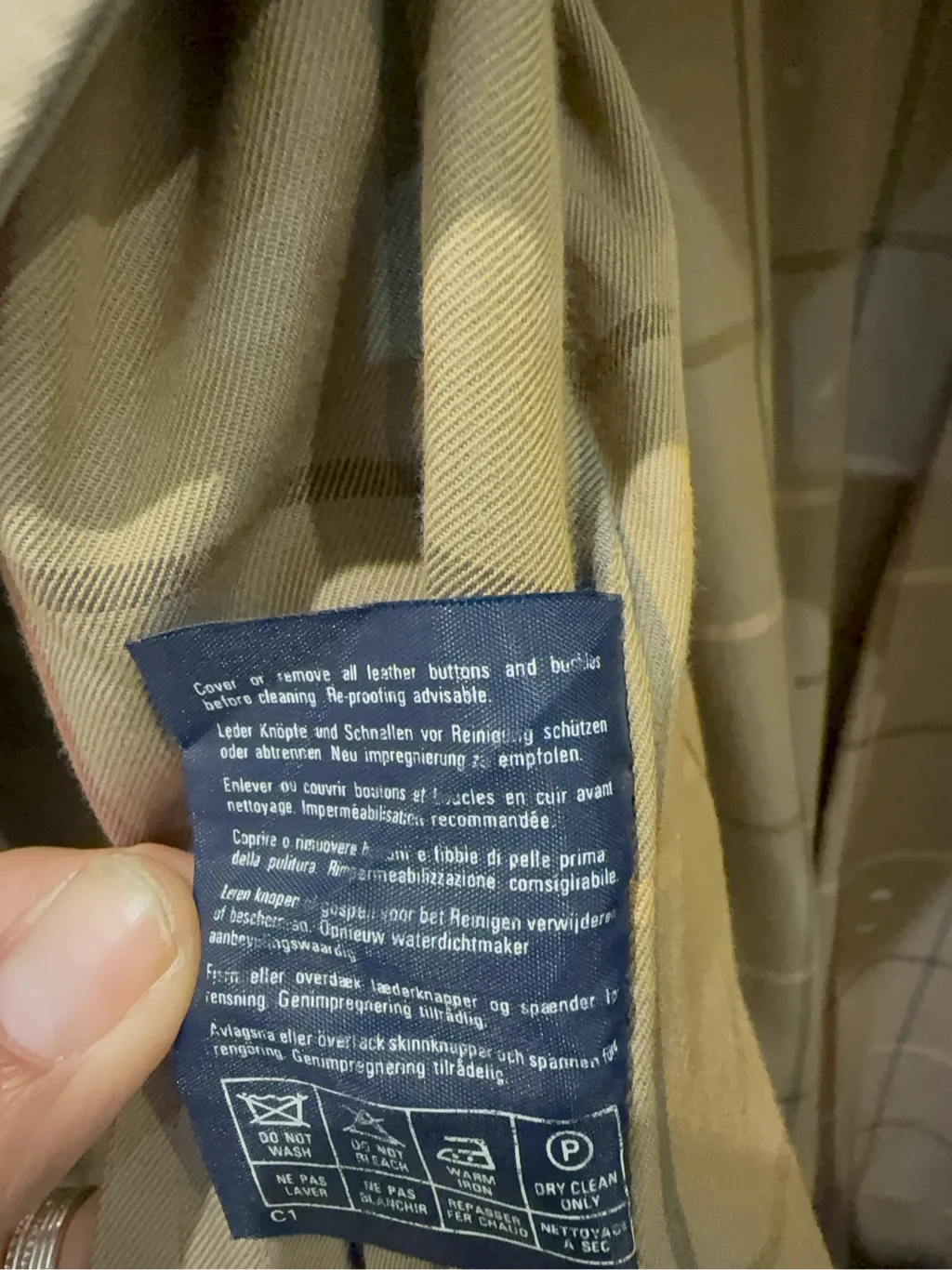 Trench-coat Burberry's beige classique à double boutonnage, col montant et doublure à carreaux emblématique. 13