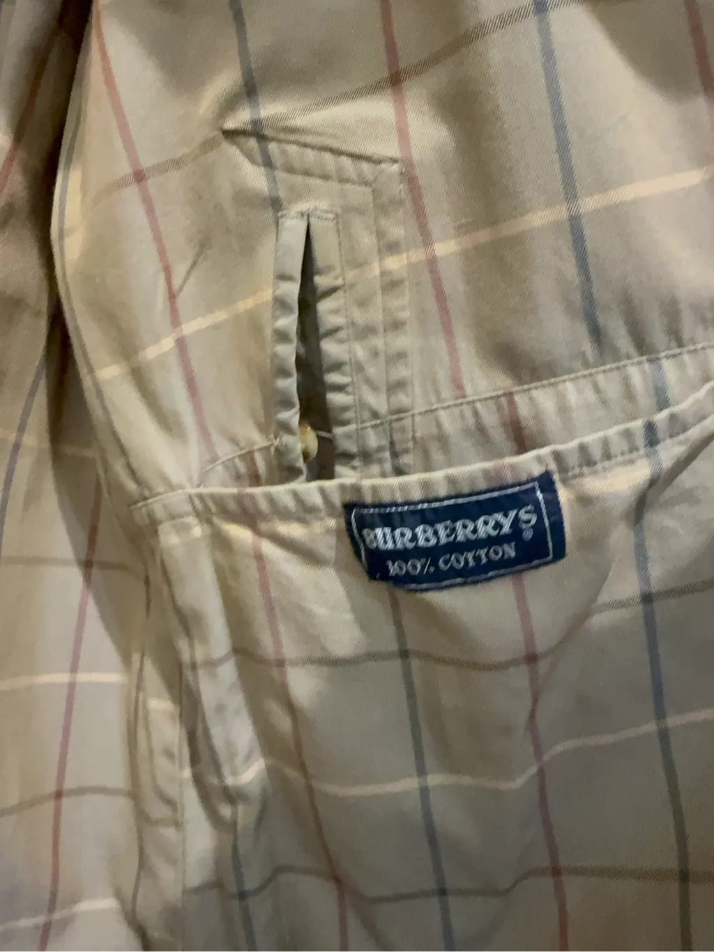 Trench-coat Burberry's beige classique à double boutonnage, col montant et doublure à carreaux emblématique. 14