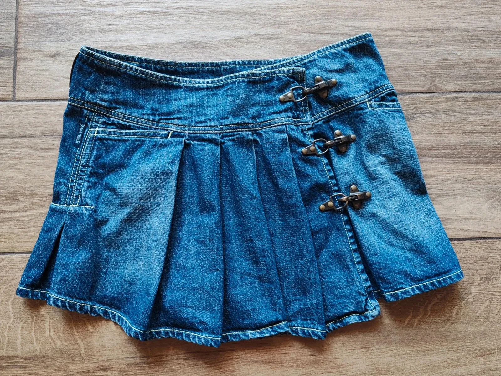 Short skirt with fireman buckle