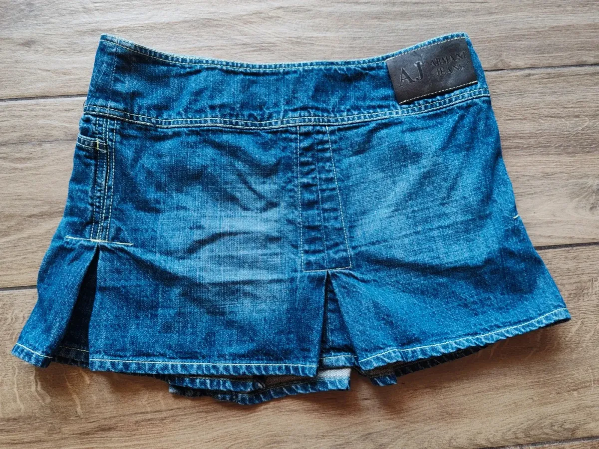 Jupe courte Armani Jeans en coton bleu, style décontracté avec boucle de pompier — une pièce vintage authentique et stylée. 2