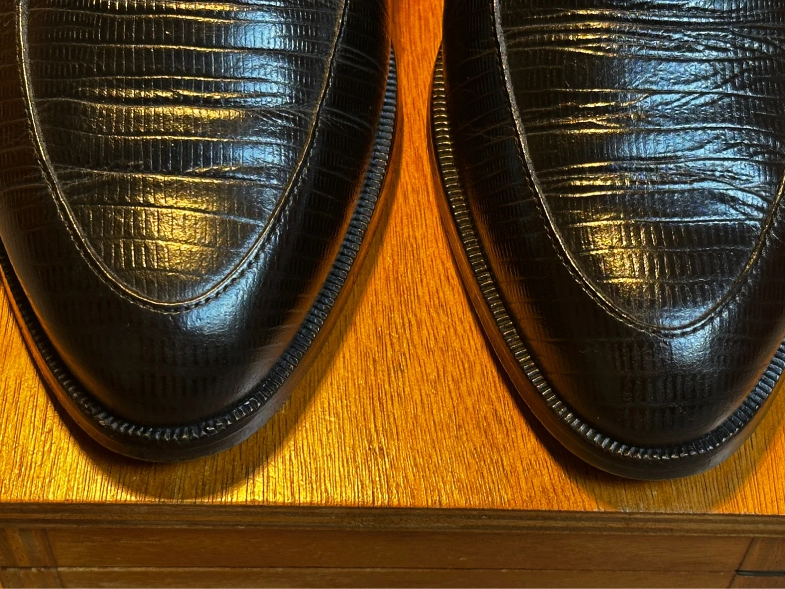 Ttrès bon état. Pointure 40 française.Taille normalement.Longueur à l'intérieur de la chaussure : 25,6cm 8