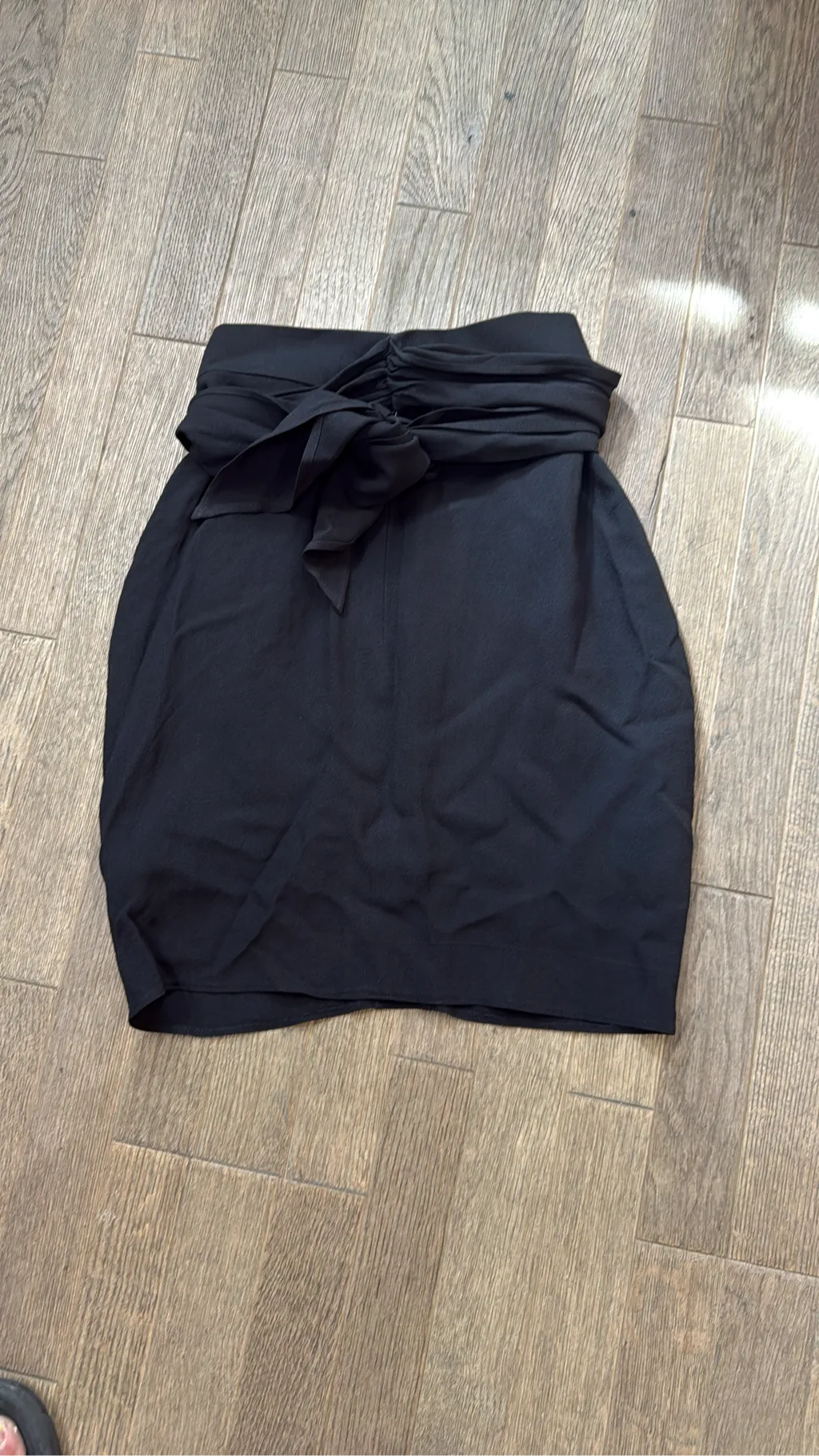 Jupe courte noire Karl Lagerfeld avec un détail drapé et noué à la taille. 4