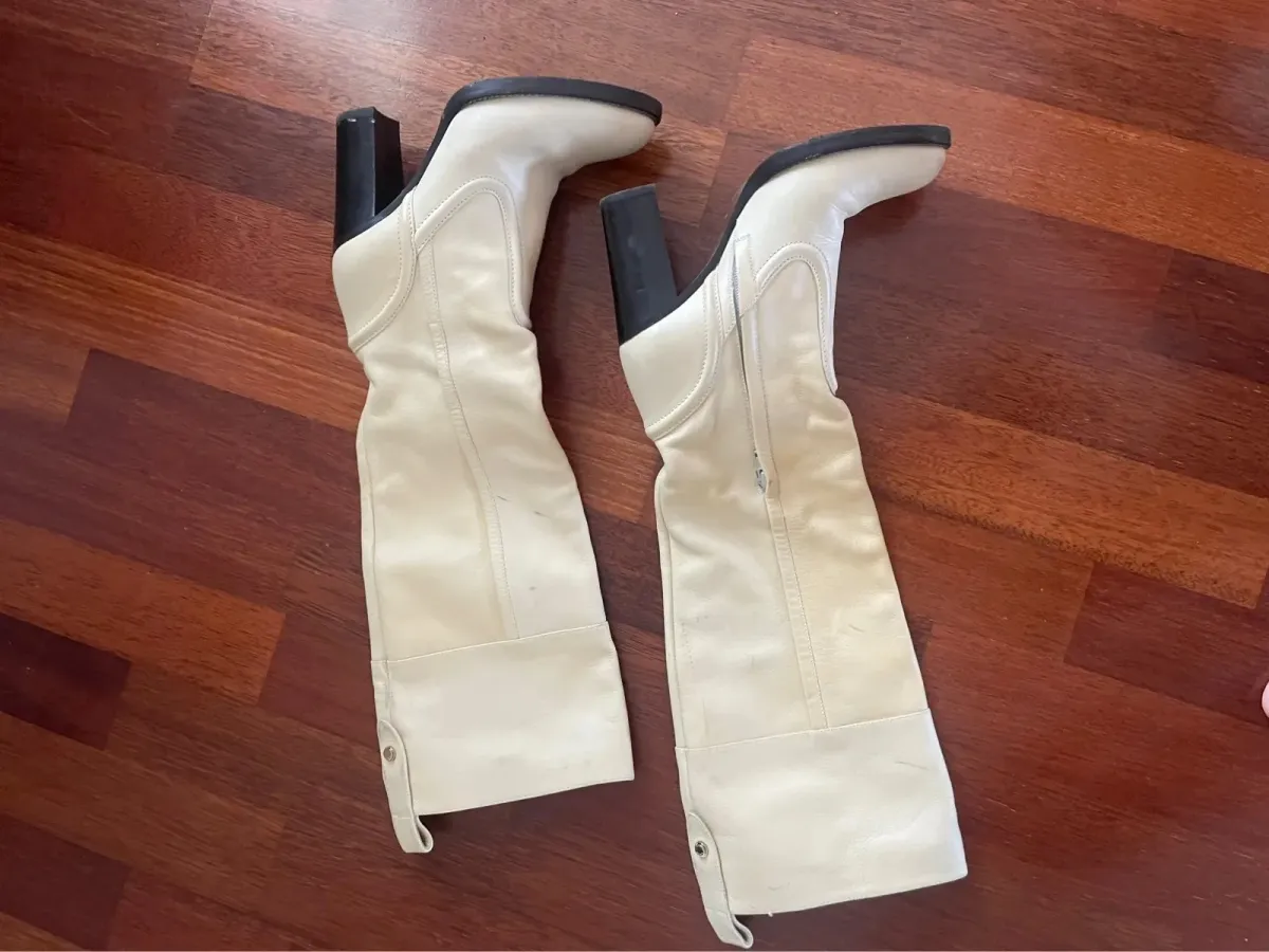 Bottes Chloé
Taille 38
Je n’ai plus la boîte
Taches, marques de stylo mais possible de les nettoyer chez un spécialiste 5