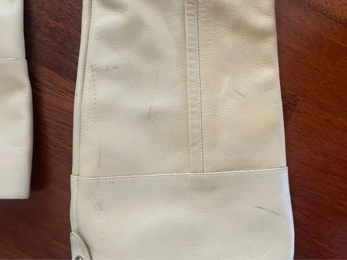 Bottes Chloé
Taille 38
Je n’ai plus la boîte
Taches, marques de stylo mais possible de les nettoyer chez un spécialiste 8