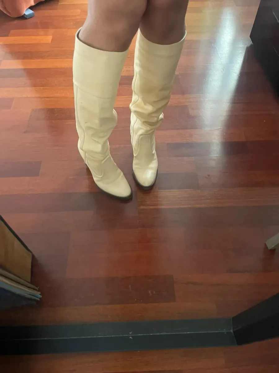 Bottes Chloé
Taille 38
Je n’ai plus la boîte
Taches, marques de stylo mais possible de les nettoyer chez un spécialiste 2