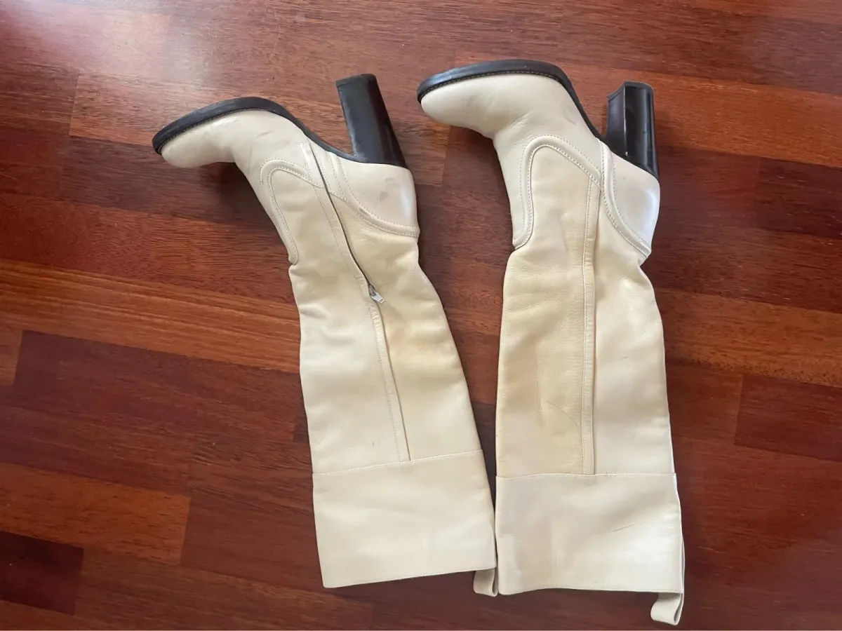Bottes Chloé
Taille 38
Je n’ai plus la boîte
Taches, marques de stylo mais possible de les nettoyer chez un spécialiste