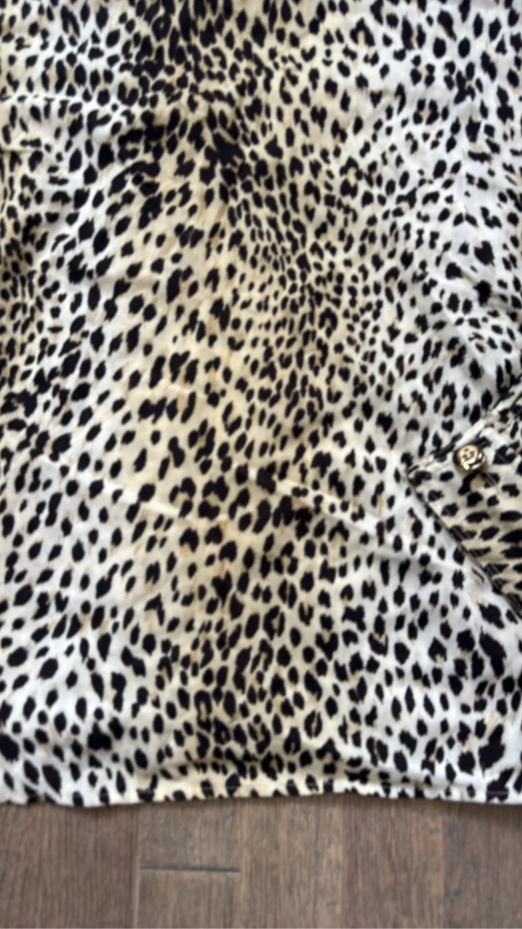 Vintage Valentino Miss V long-sleeved blouse with a classic leopard print. 2