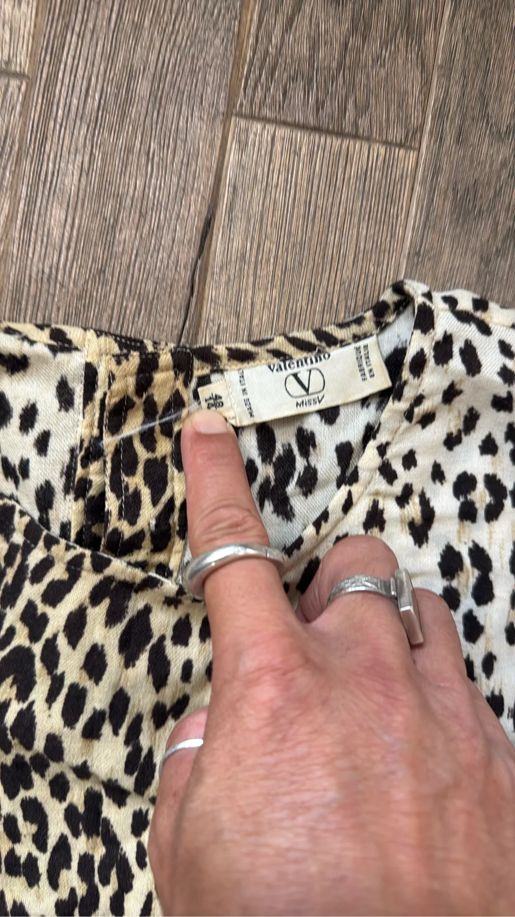 Vintage Valentino Miss V long-sleeved blouse with a classic leopard print. 3