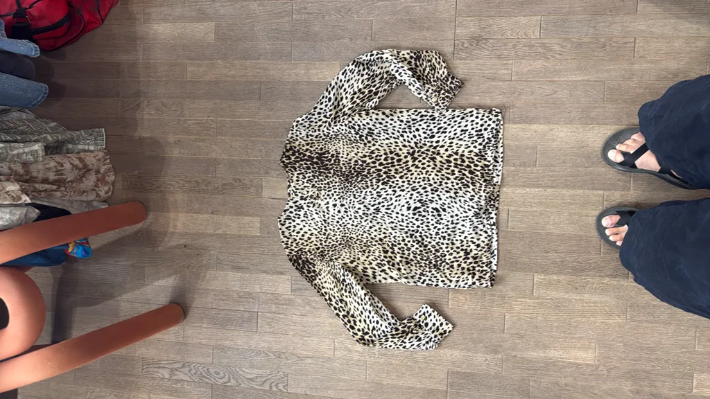 Vintage Valentino Miss V long-sleeved blouse with a classic leopard print. 4