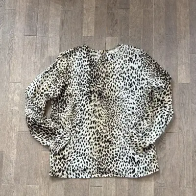 Blouse vintage Valentino Miss V à manches longues avec un imprimé léopard classique.