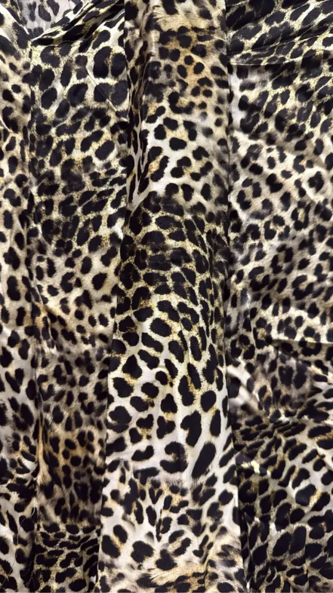 Blouse à manches courtes imprimé léopard avec un col lavallière. 3