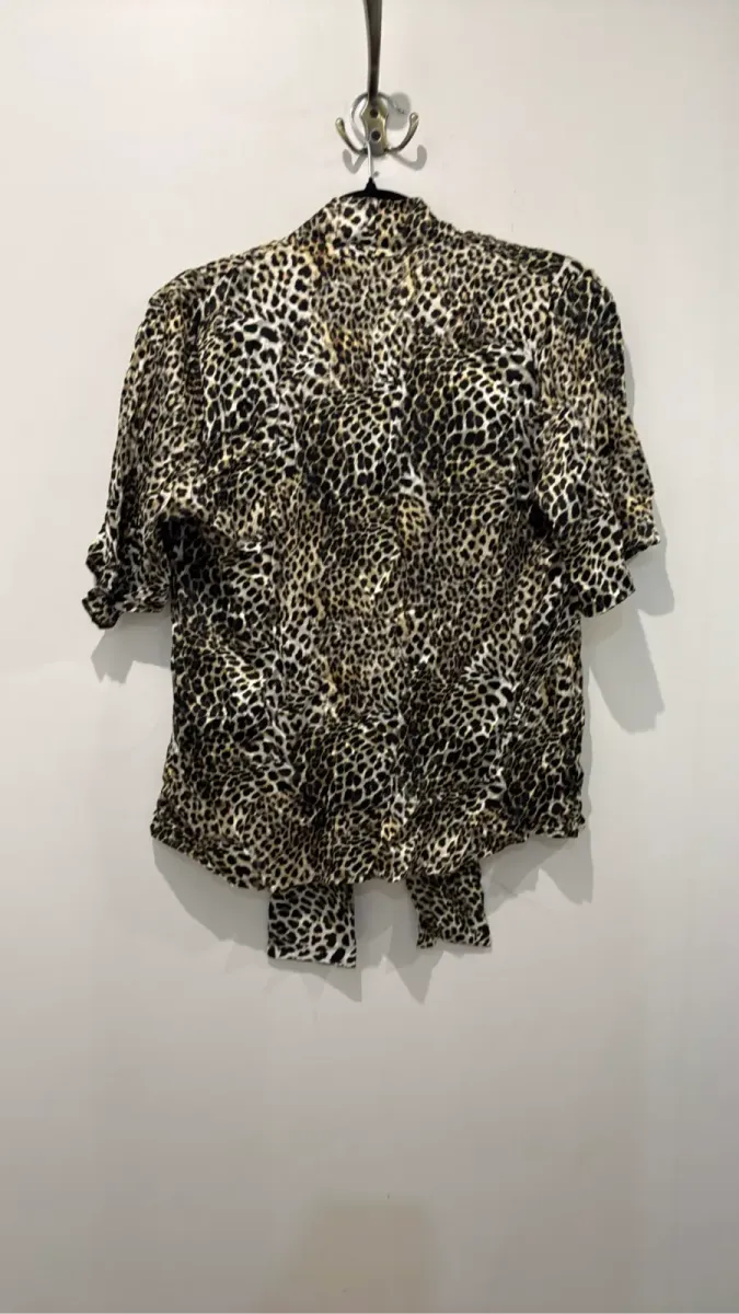 Blouse à manches courtes imprimé léopard avec un col lavallière. 4