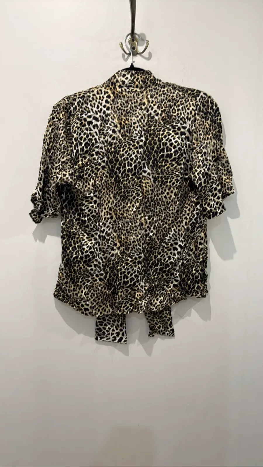 Short-sleeve leopard-print blouse with a pussy-bow collar. 4