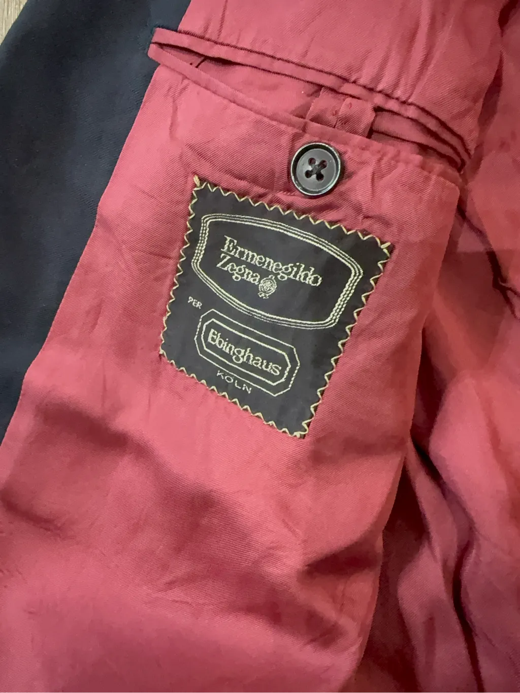 Blazer double-breasted marine avec doublure bordeaux, de la marque Ermenegildo Zegna pour Ebbinghaus Köln. 4