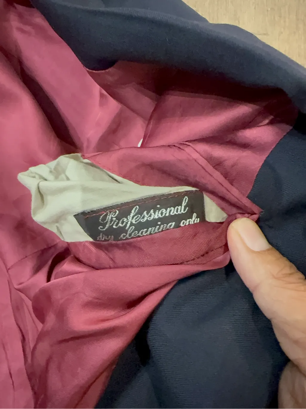 Blazer double-breasted marine avec doublure bordeaux, de la marque Ermenegildo Zegna pour Ebbinghaus Köln. 5