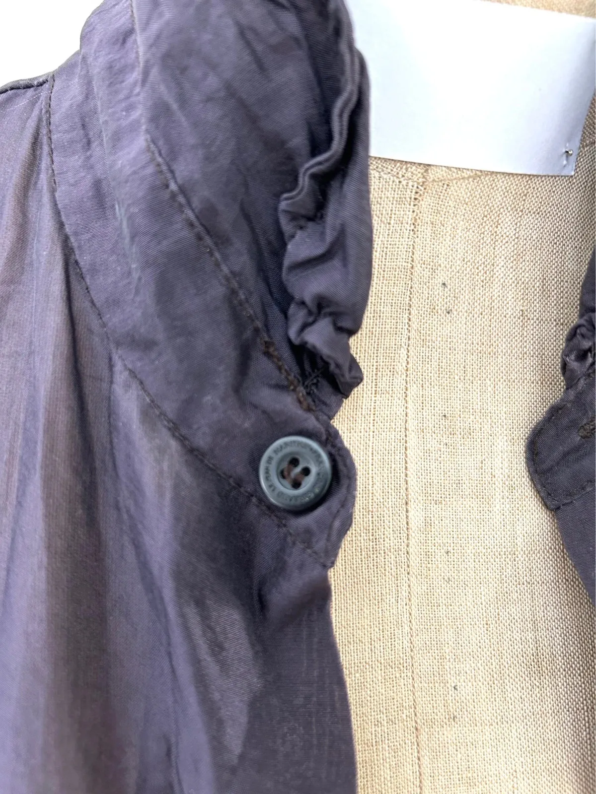 Robe chemise transparente, peut se porter en veste légère.
Finitions élastiques au bas des manches et de l’ourlet. Fentes sur le côté.
Manches trois/quart.
Mesures à voir sur photos.
Très peu portée, excellent état. 4