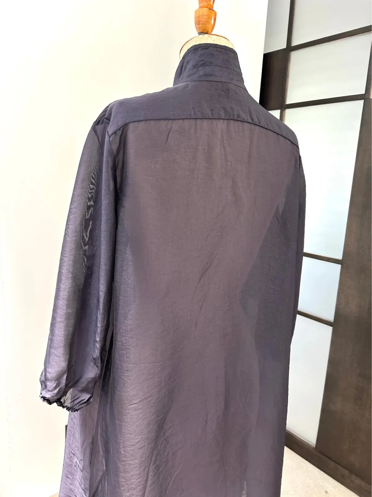 Robe chemise transparente, peut se porter en veste légère.
Finitions élastiques au bas des manches et de l’ourlet. Fentes sur le côté.
Manches trois/quart.
Mesures à voir sur photos.
Très peu portée, excellent état. 3