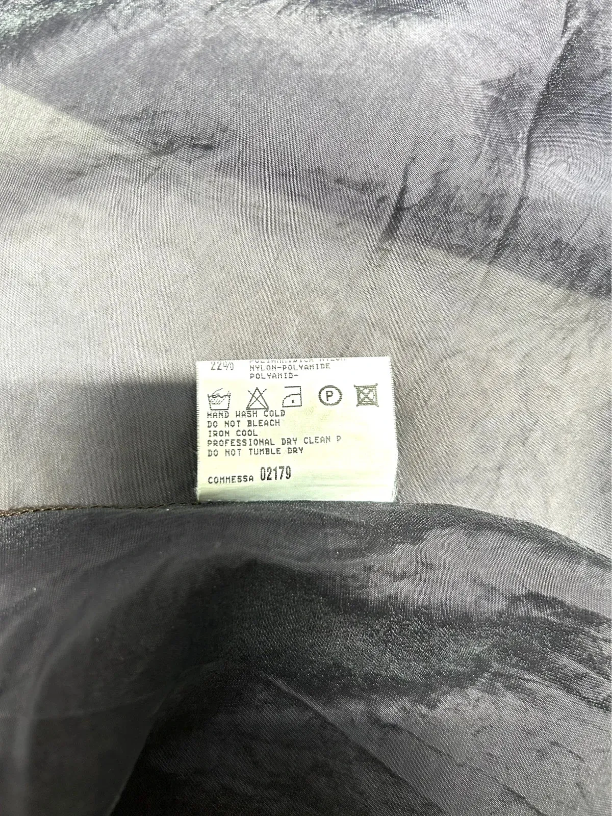 Robe chemise transparente, peut se porter en veste légère.
Finitions élastiques au bas des manches et de l’ourlet. Fentes sur le côté.
Manches trois/quart.
Mesures à voir sur photos.
Très peu portée, excellent état. 11