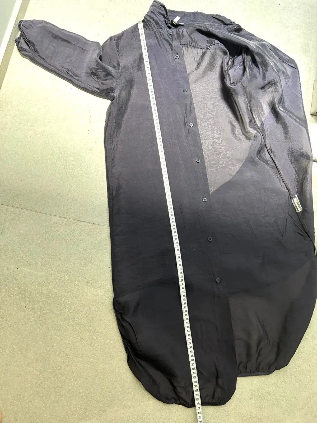 Robe chemise transparente, peut se porter en veste légère.
Finitions élastiques au bas des manches et de l’ourlet. Fentes sur le côté.
Manches trois/quart.
Mesures à voir sur photos.
Très peu portée, excellent état. 8