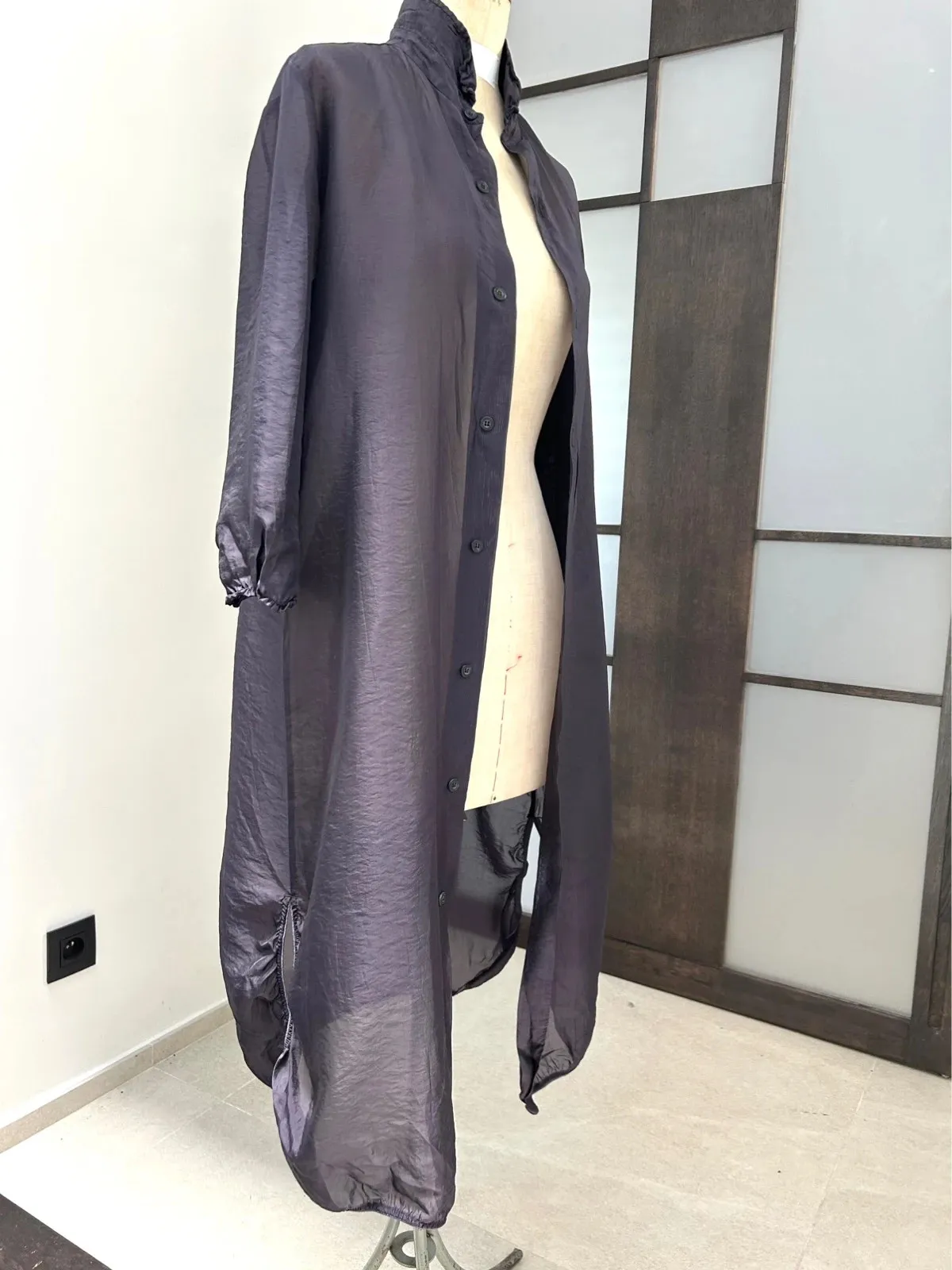 Robe chemise transparente, peut se porter en veste légère.
Finitions élastiques au bas des manches et de l’ourlet. Fentes sur le côté.
Manches trois/quart.
Mesures à voir sur photos.
Très peu portée, excellent état. 1