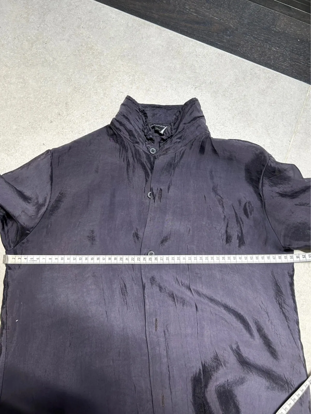 Robe chemise transparente, peut se porter en veste légère.
Finitions élastiques au bas des manches et de l’ourlet. Fentes sur le côté.
Manches trois/quart.
Mesures à voir sur photos.
Très peu portée, excellent état. 9