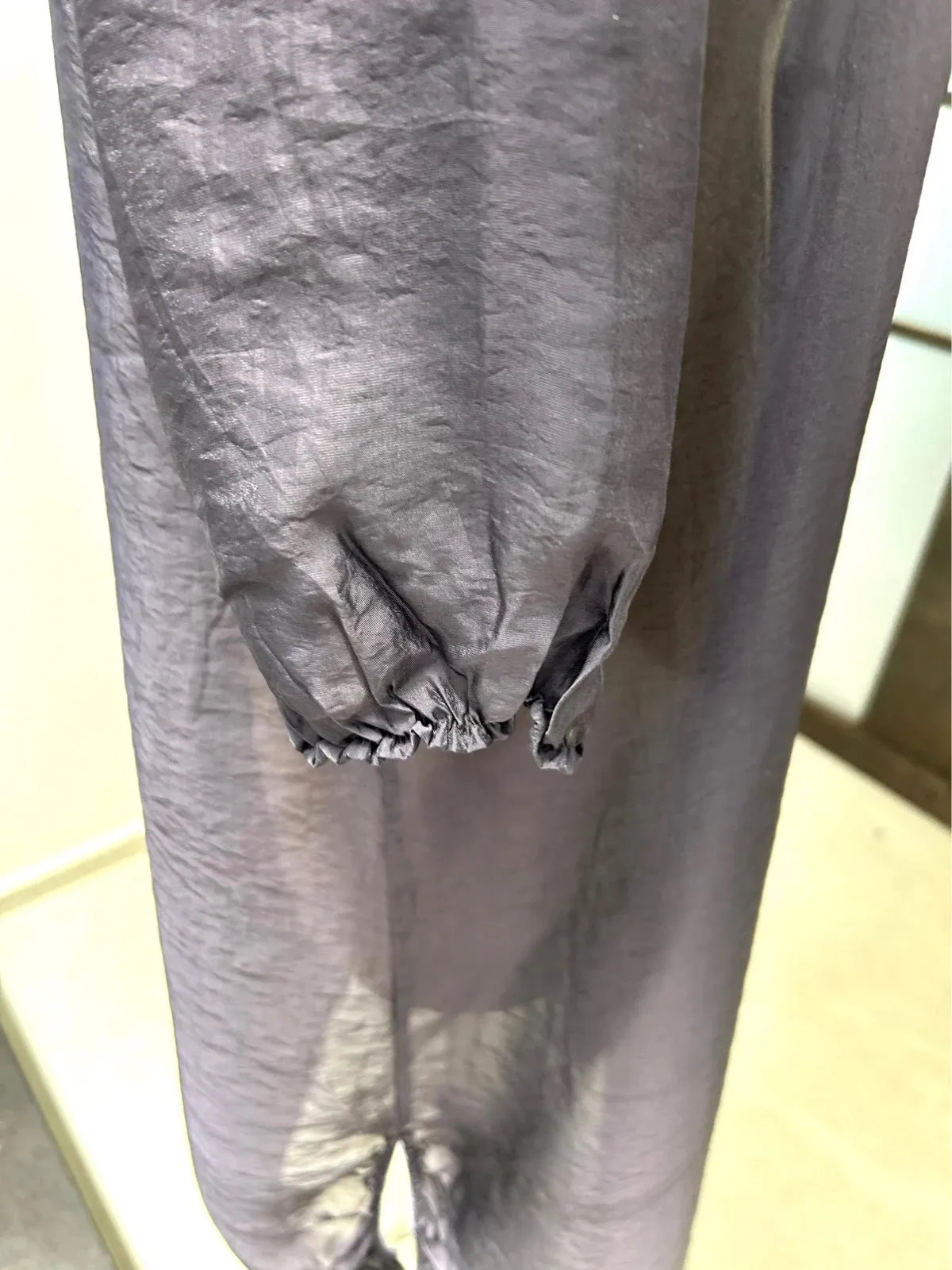 Robe chemise transparente, peut se porter en veste légère.
Finitions élastiques au bas des manches et de l’ourlet. Fentes sur le côté.
Manches trois/quart.
Mesures à voir sur photos.
Très peu portée, excellent état. 6