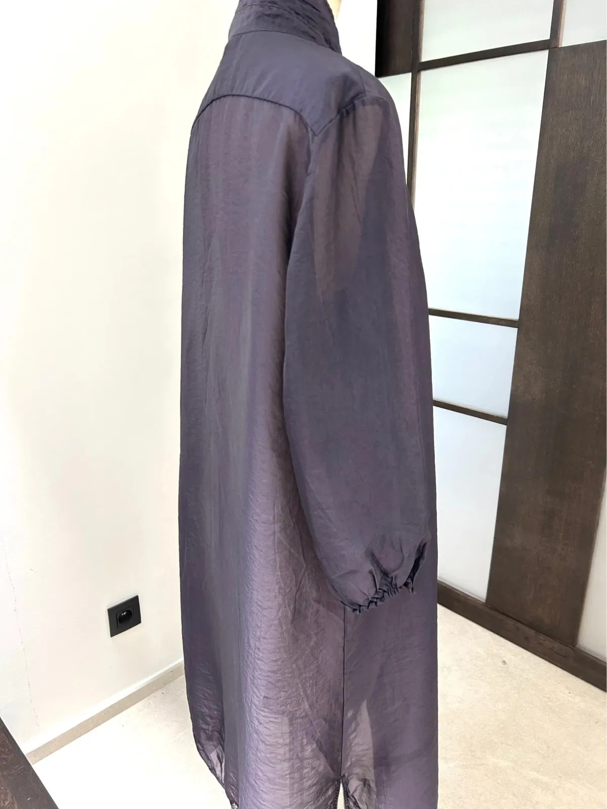 Robe chemise transparente, peut se porter en veste légère.
Finitions élastiques au bas des manches et de l’ourlet. Fentes sur le côté.
Manches trois/quart.
Mesures à voir sur photos.
Très peu portée, excellent état. 2