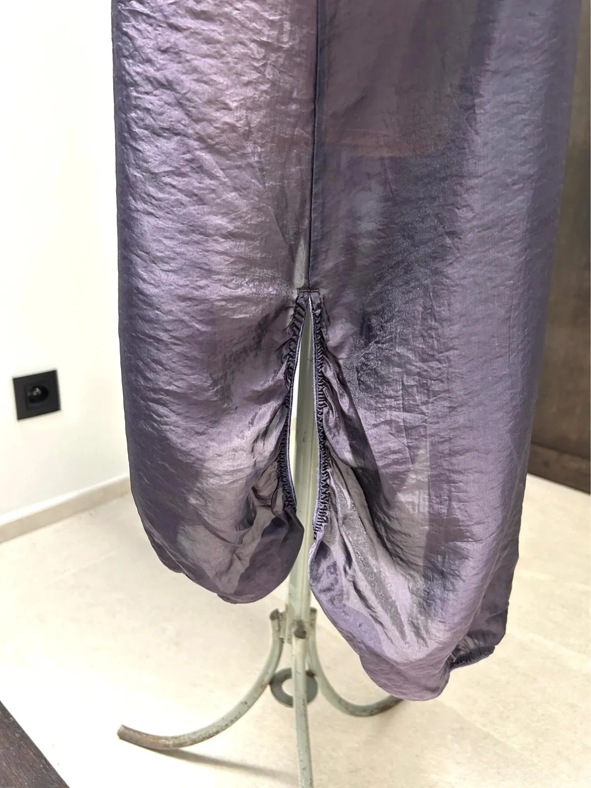 Robe chemise transparente, peut se porter en veste légère.
Finitions élastiques au bas des manches et de l’ourlet. Fentes sur le côté.
Manches trois/quart.
Mesures à voir sur photos.
Très peu portée, excellent état. 5