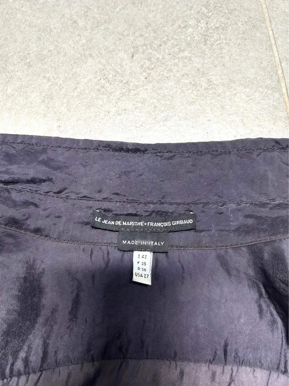 Robe chemise transparente, peut se porter en veste légère.
Finitions élastiques au bas des manches et de l’ourlet. Fentes sur le côté.
Manches trois/quart.
Mesures à voir sur photos.
Très peu portée, excellent état. 7