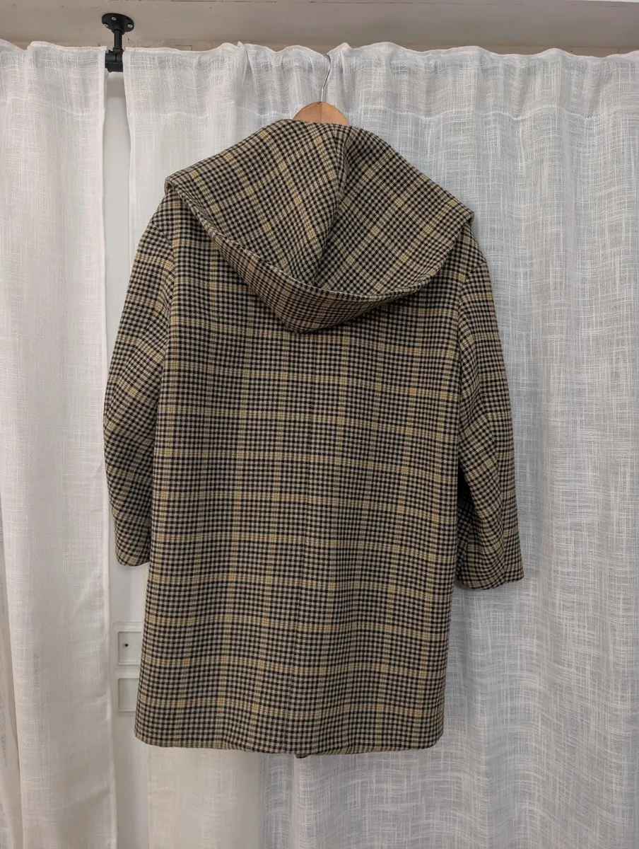 Manteau cop copine en très bon état extérieur mais la doublure intérieure est décousue et les poches intérieures également d'où le prix 2