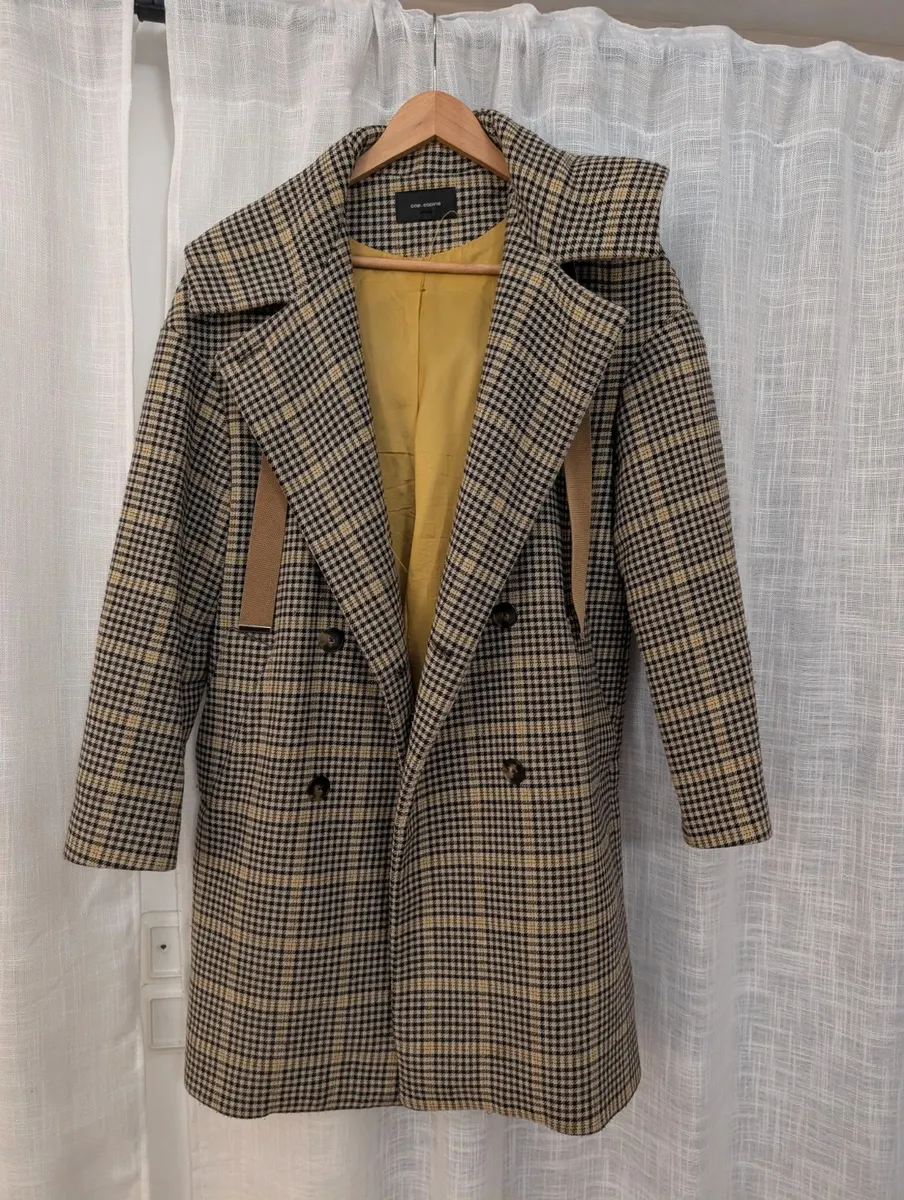 Manteau cop copine en très bon état extérieur mais la doublure intérieure est décousue et les poches intérieures également d'où le prix
