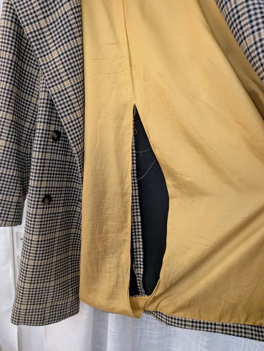 Manteau cop copine en très bon état extérieur mais la doublure intérieure est décousue et les poches intérieures également d'où le prix 3