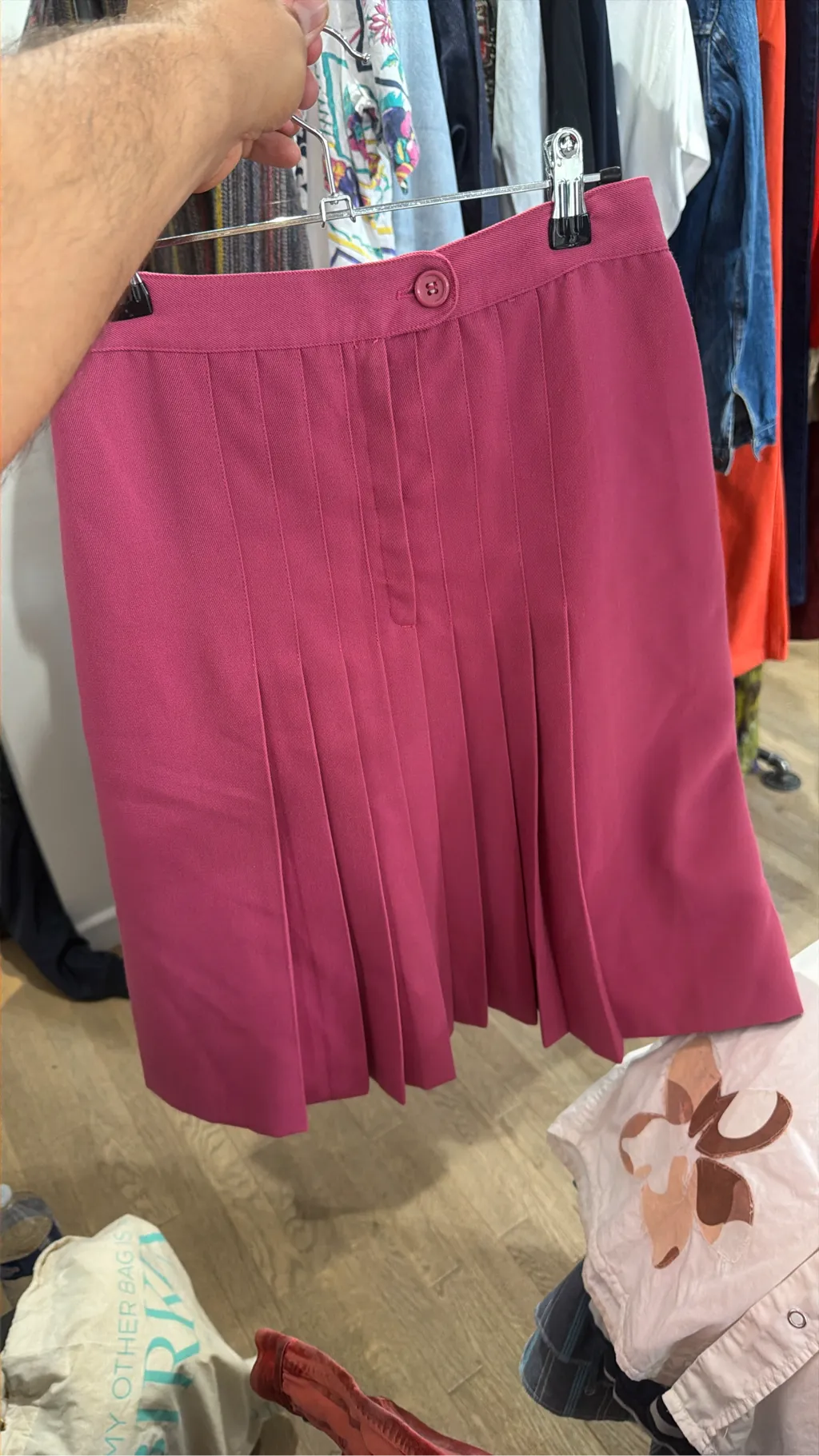 Jupe plissée fuchsia longueur genou.