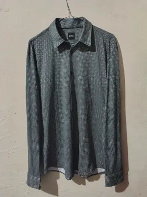 Camicia Hugo Boss taglia M nuova senza cartellino 
Misure in foto