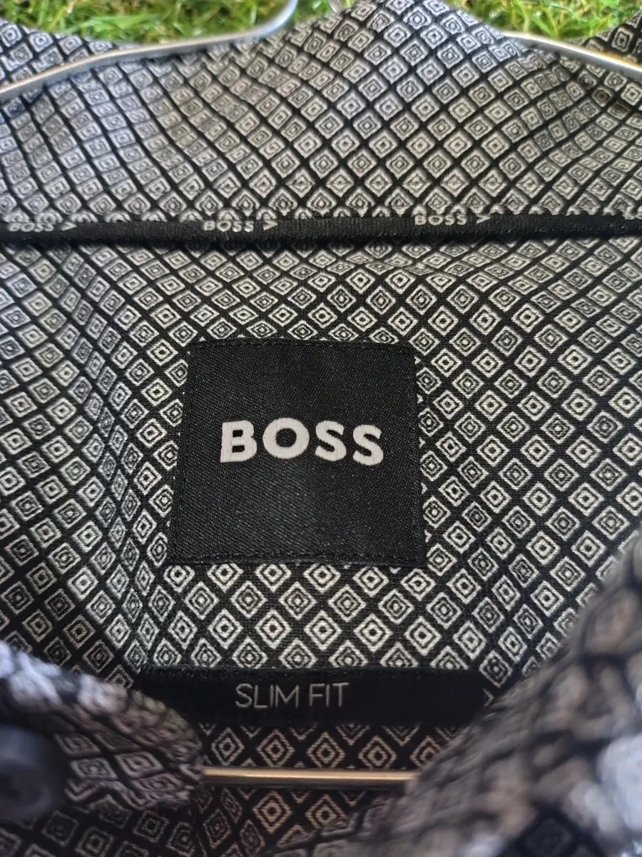 Camicia Hugo Boss taglia M nuova senza cartellino
Misure in foto 3