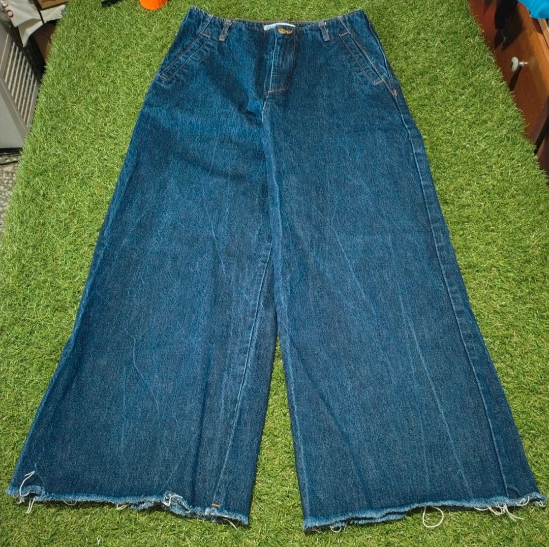 Jeans svasati gamba ampia Zara taglia 42
Ottime condizioni,come nuovi
Misure in foto