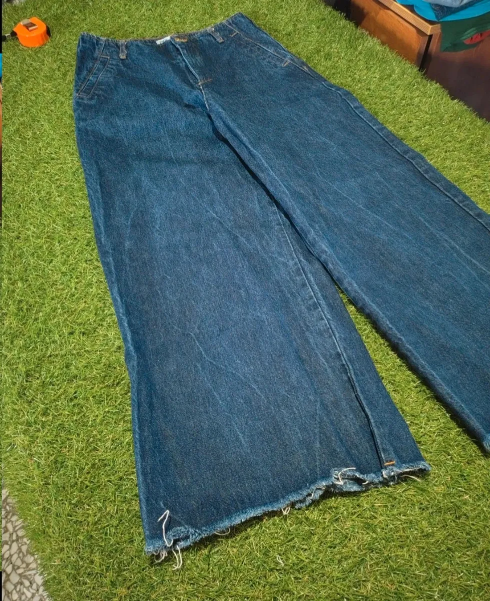 Jeans svasati gamba ampia Zara taglia 42
Ottime condizioni,come nuovi
Misure in foto 2