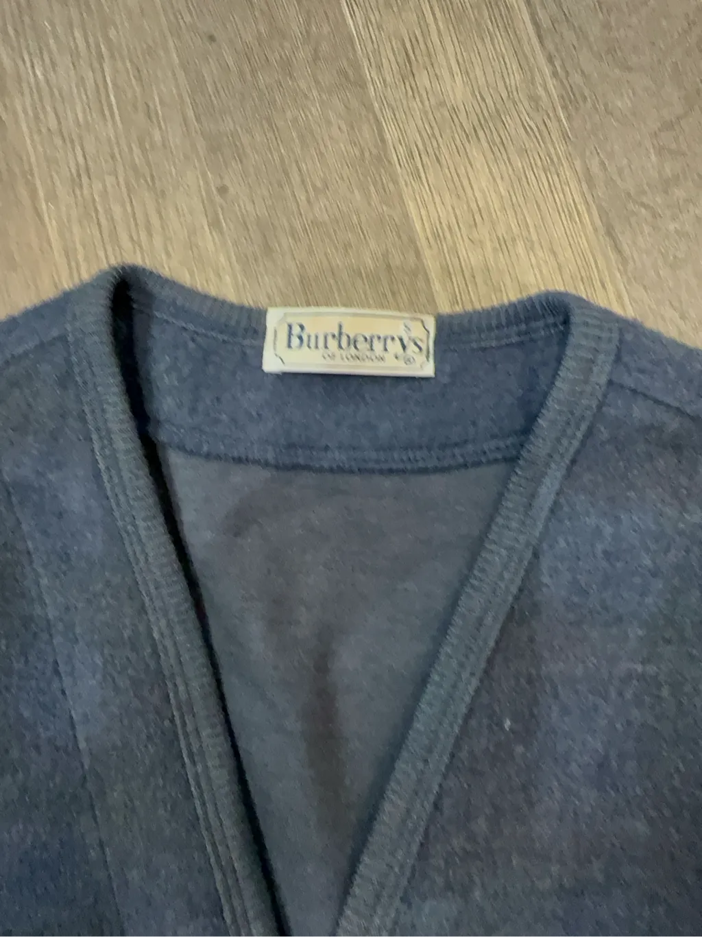 Gilet sans manches vintage en laine bleu marine de la marque Burberry's, avec des boutons décoratifs. 3