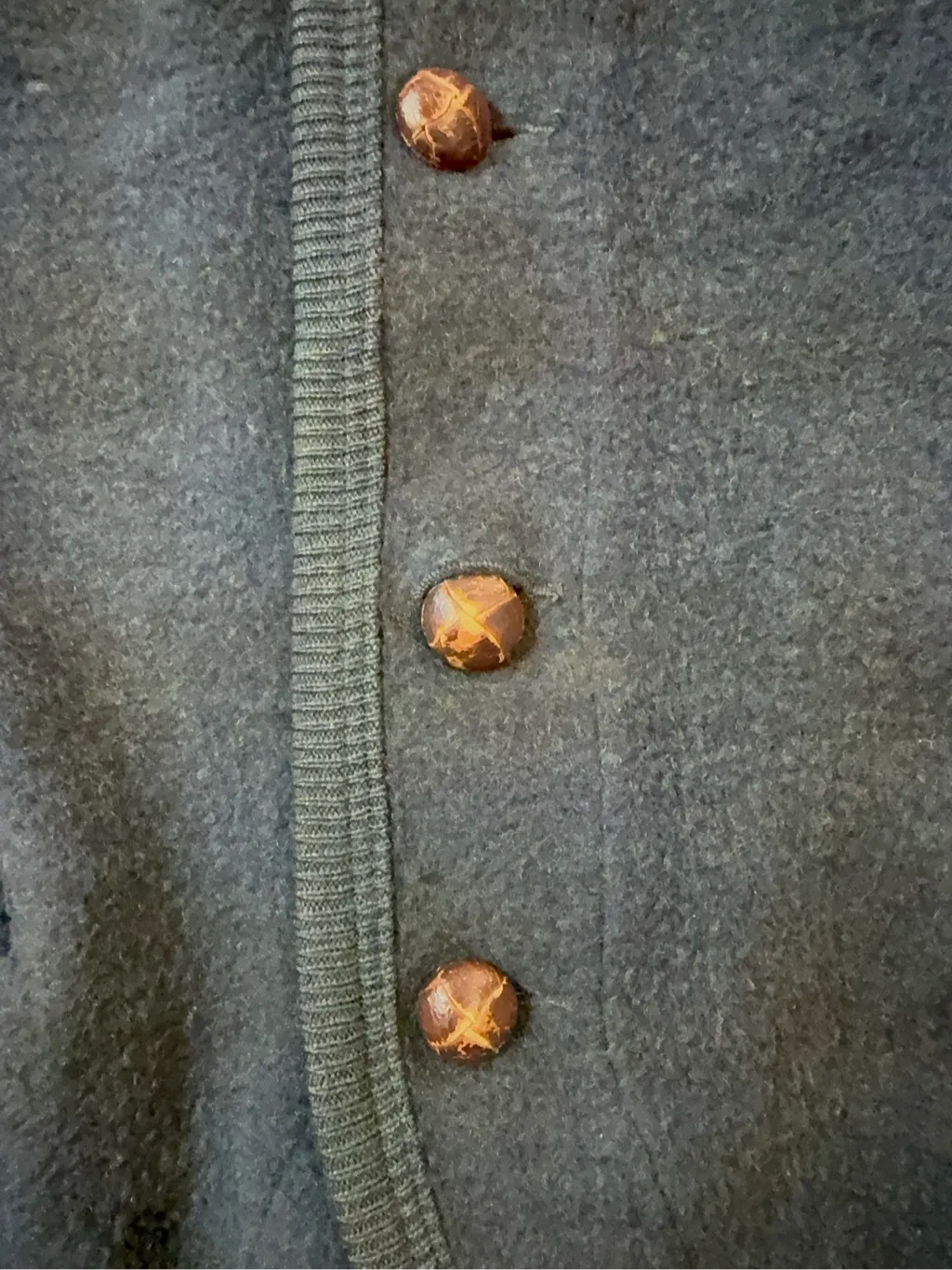 Gilet sans manches vintage en laine bleu marine de la marque Burberry's, avec des boutons décoratifs. 4
