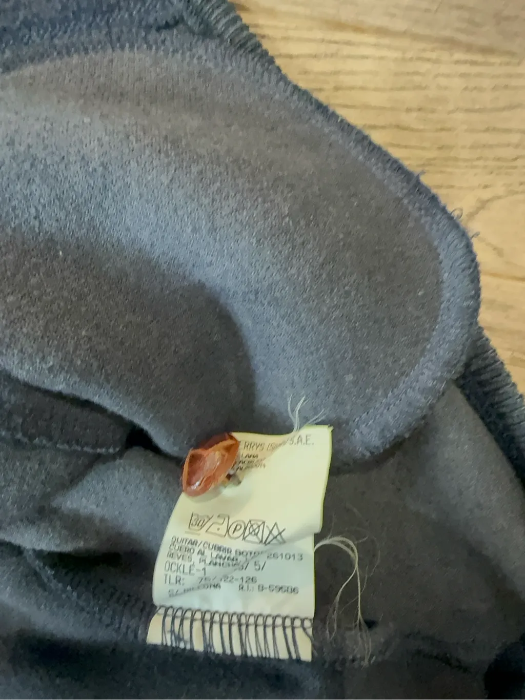 Gilet sans manches vintage en laine bleu marine de la marque Burberry's, avec des boutons décoratifs. 6